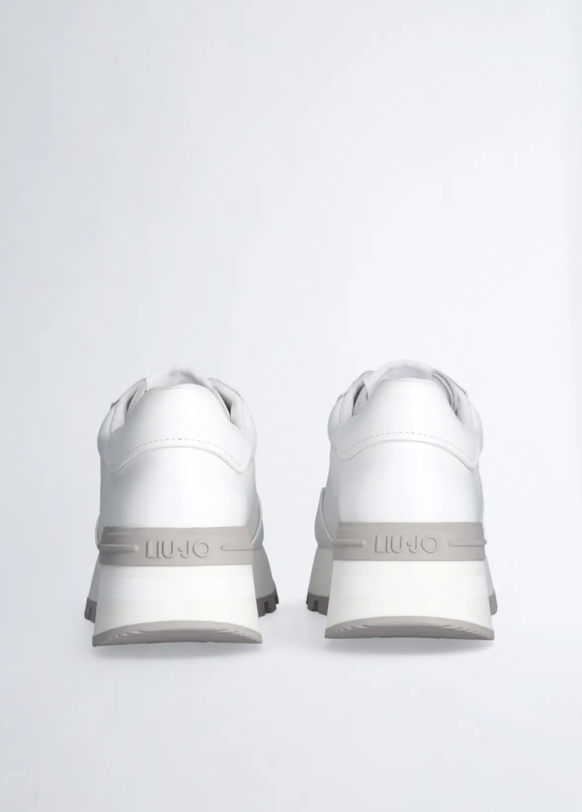 Sneakers in pelle con logo traforato