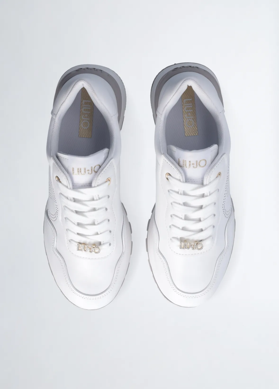 Sneakers in pelle con logo traforato
