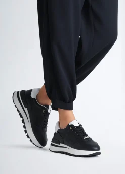 Sneakers in pelle con logo traforato
