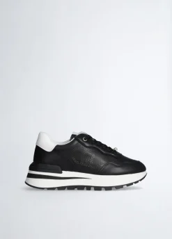 Sneakers in pelle con logo traforato