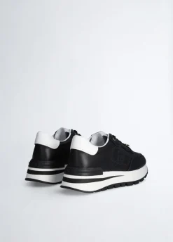 Sneakers in pelle con logo traforato