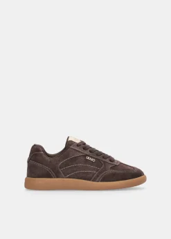 Sneakers in suede