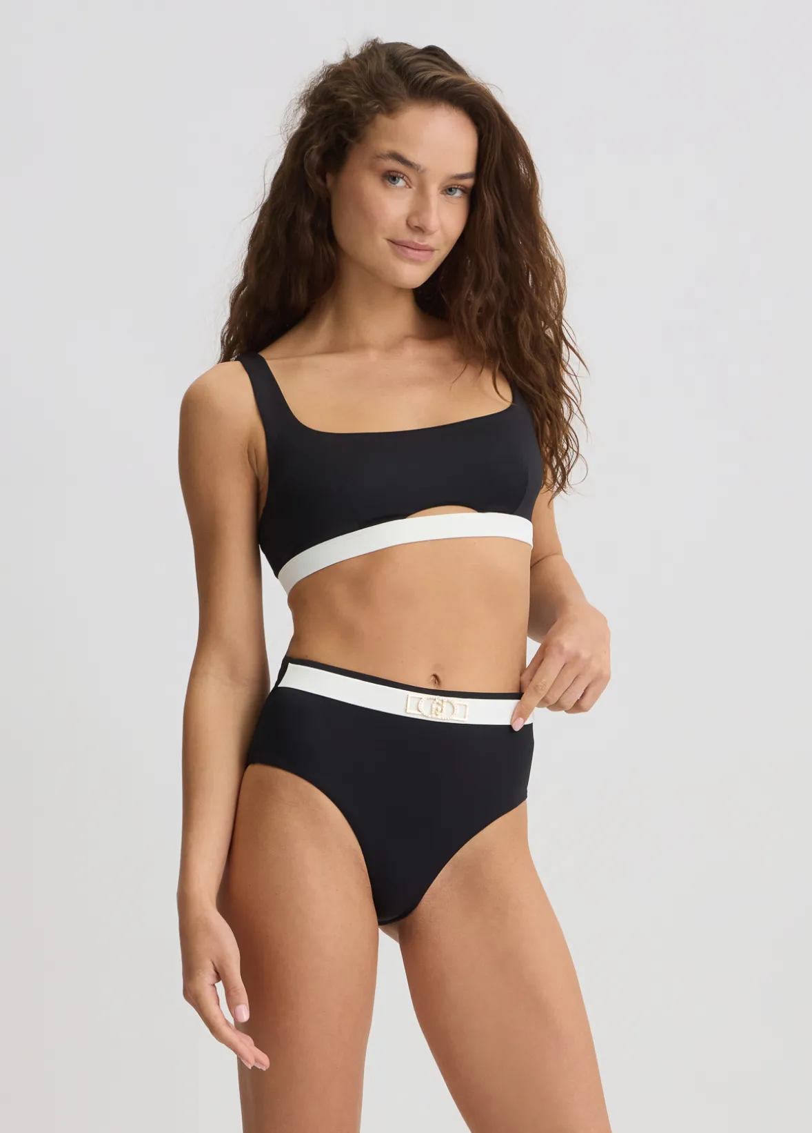 Top da mare e slip a vita alta
