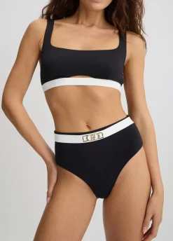 Top da mare e slip a vita alta