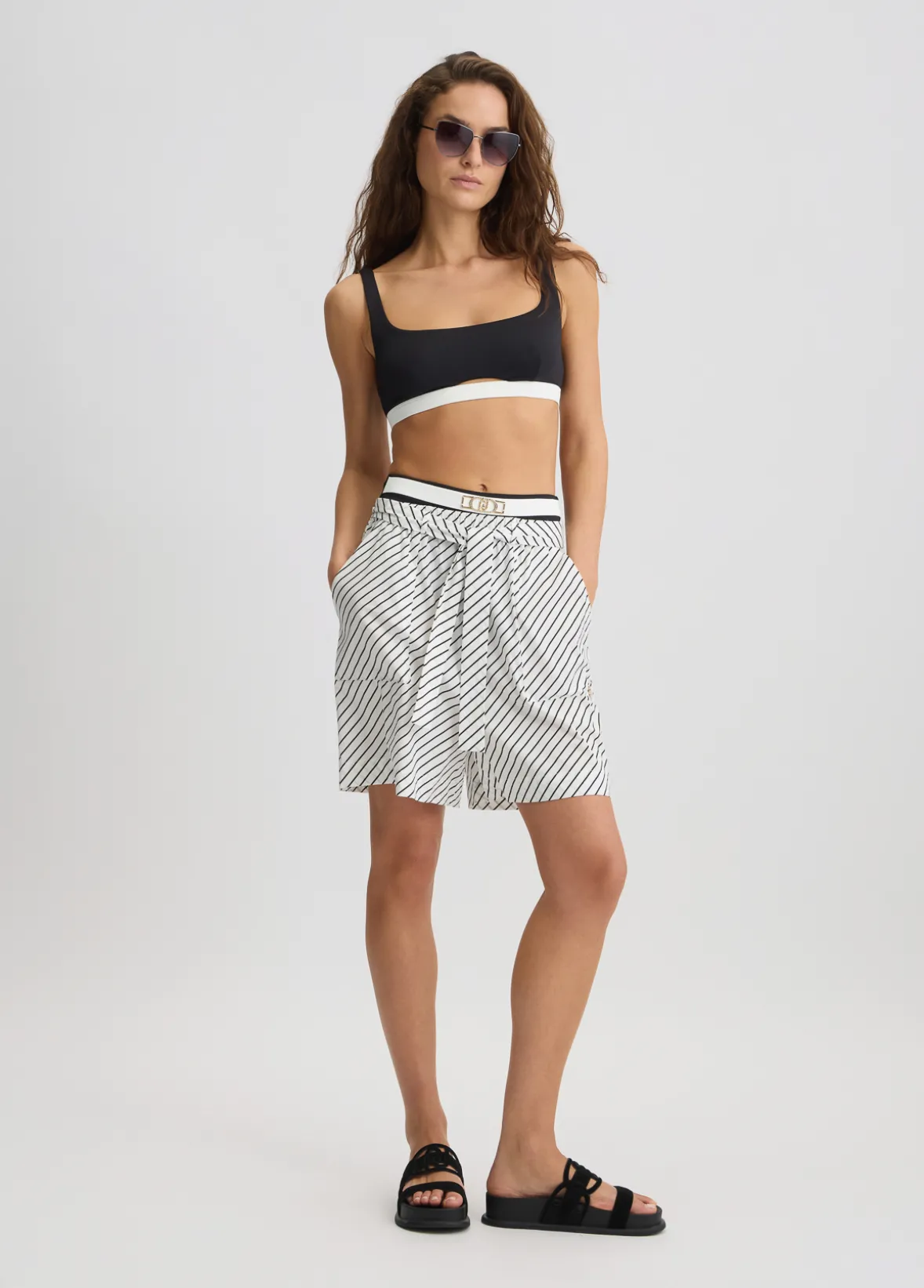 Top da mare e slip a vita alta