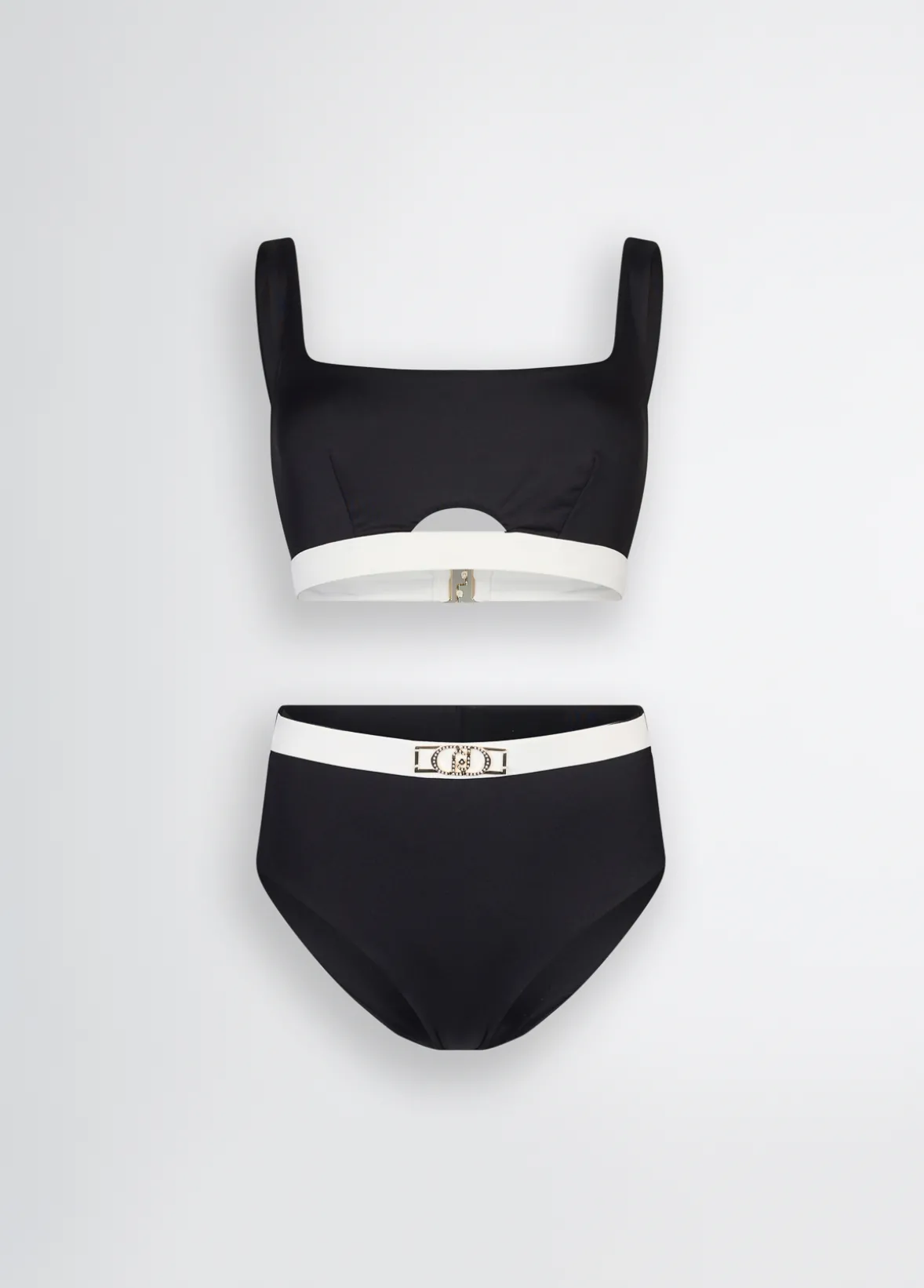 Top da mare e slip a vita alta