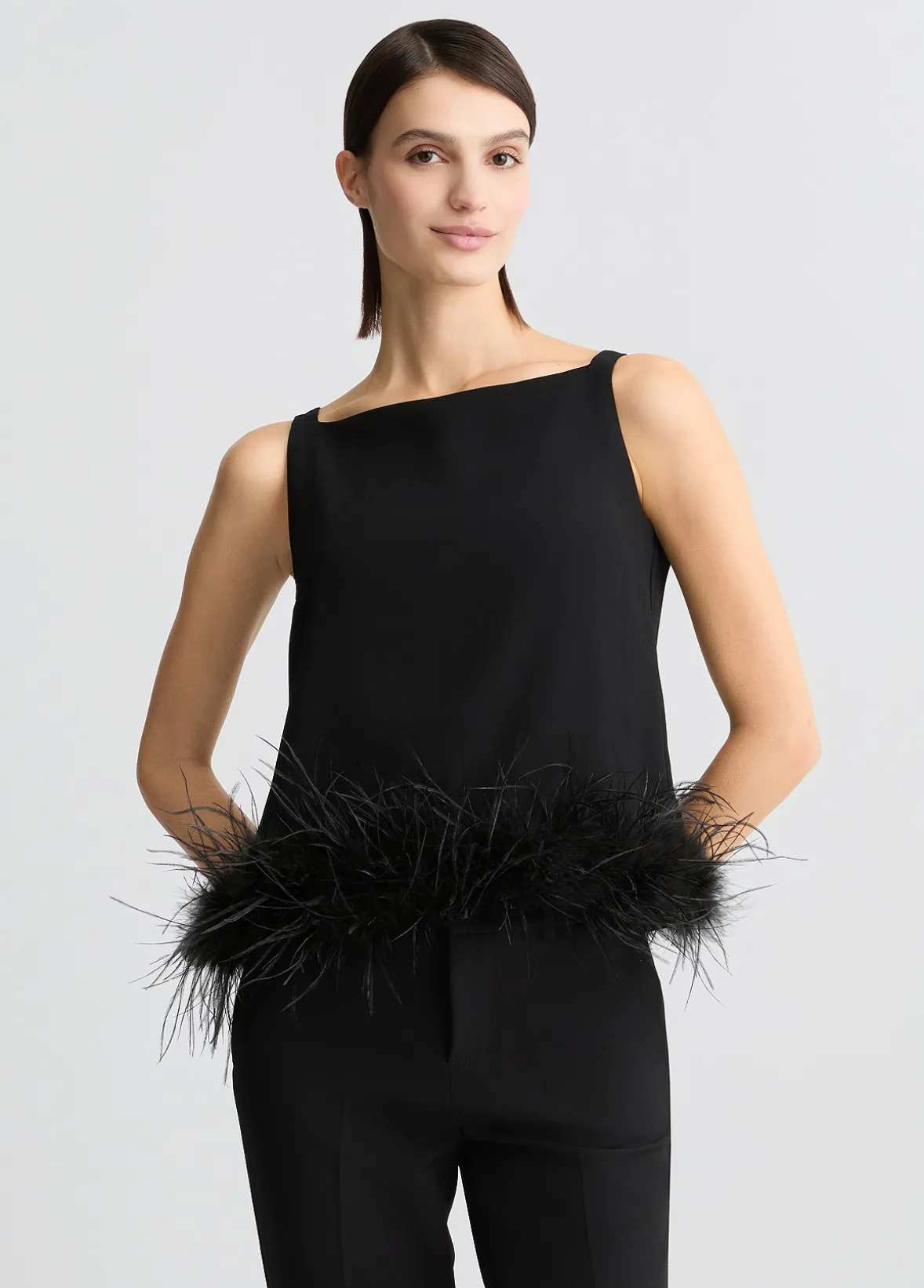 Top elegante con piume