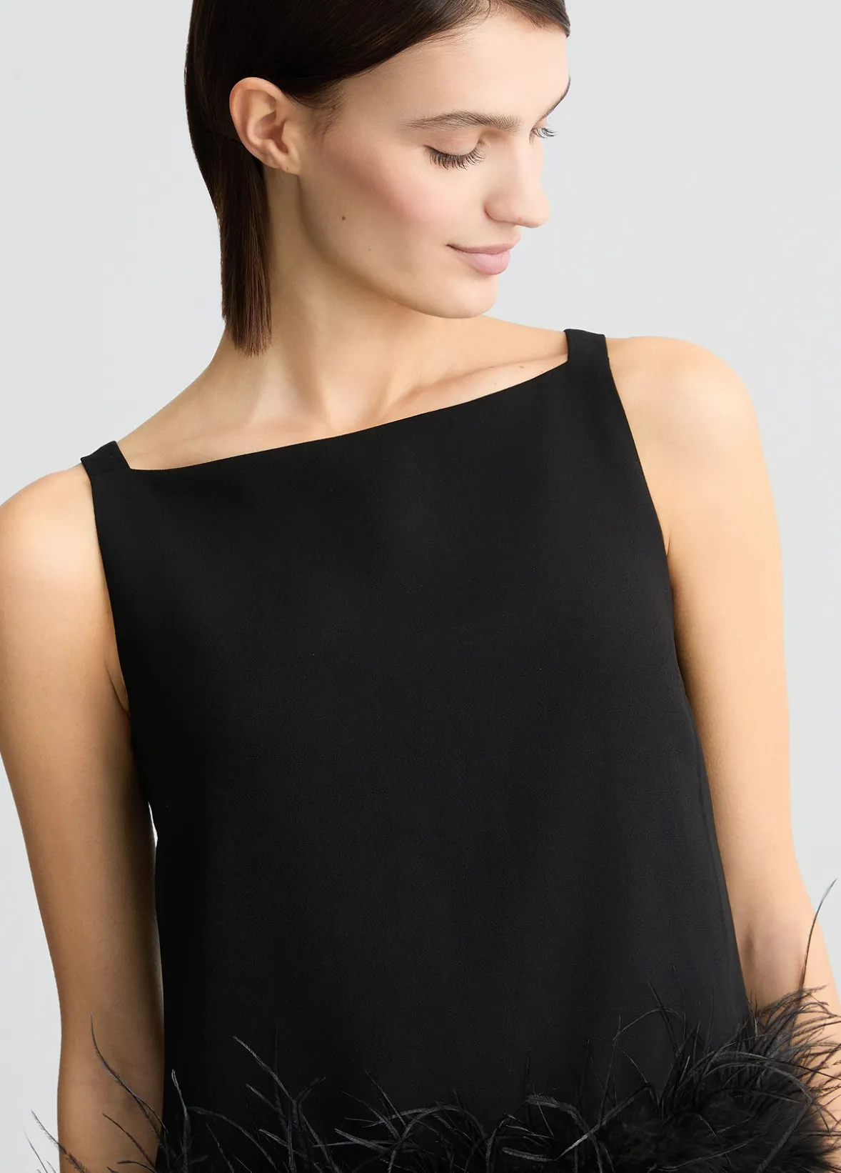 Top elegante con piume