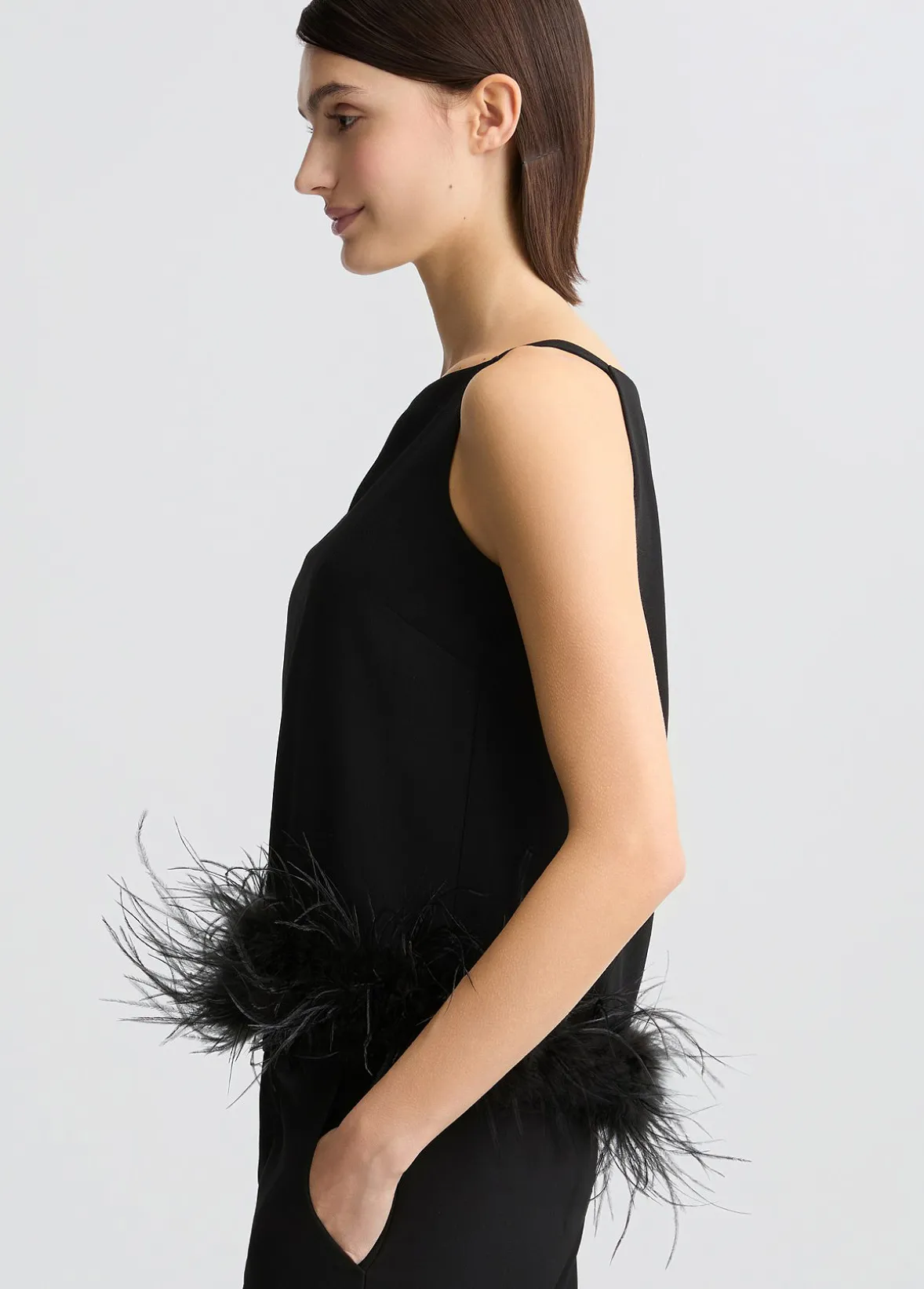 Top elegante con piume