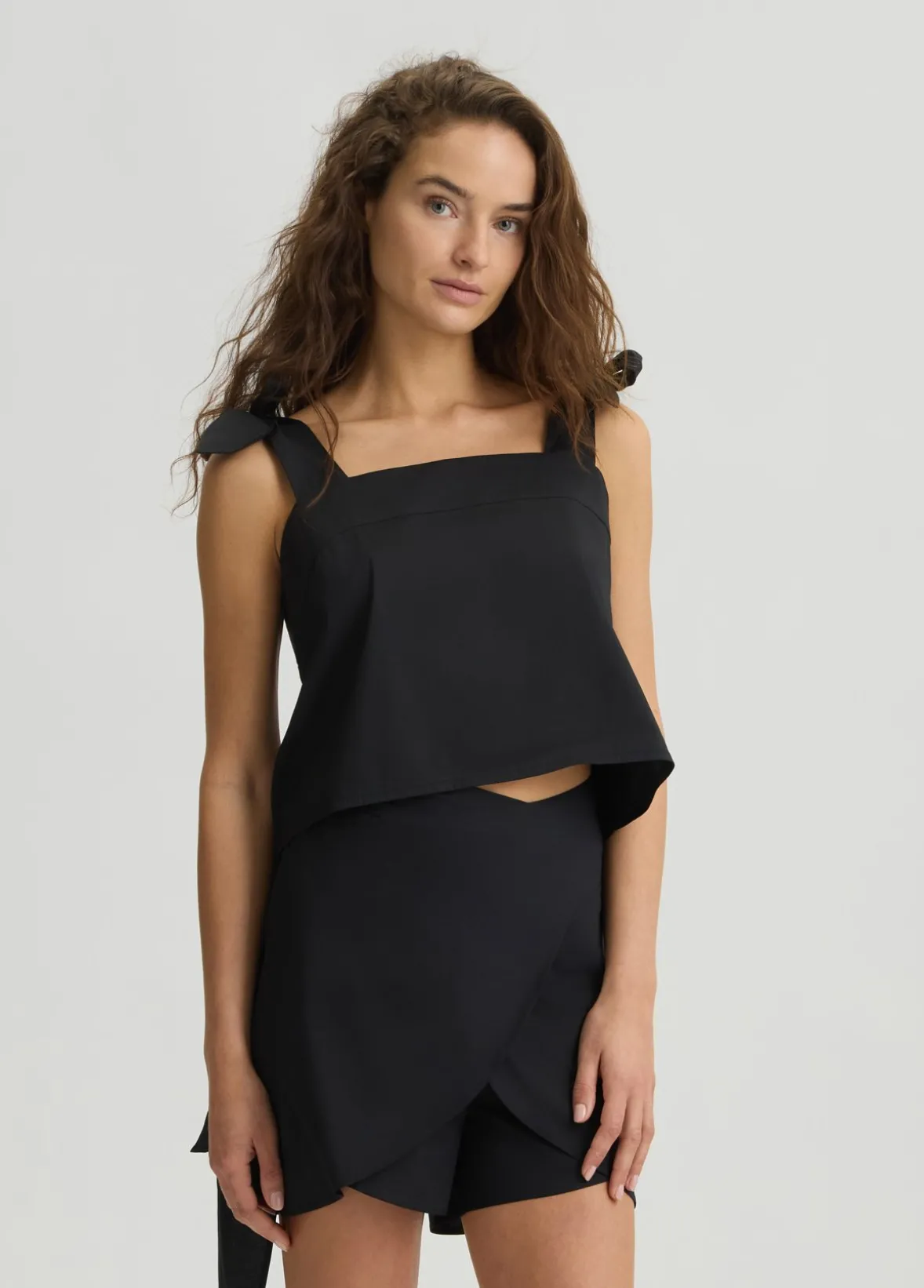 Top in cotone con fiocchetti