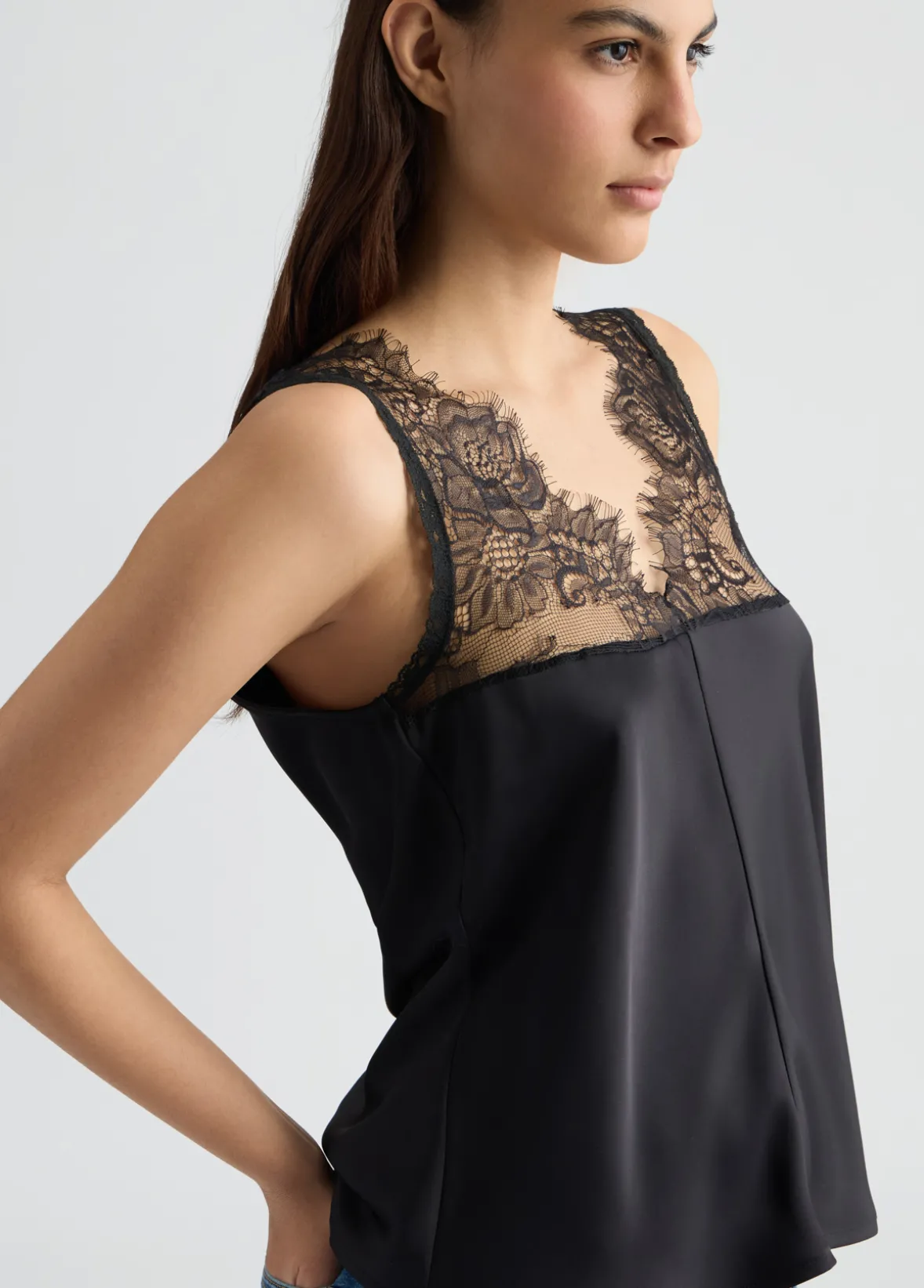 Top in raso con pizzo