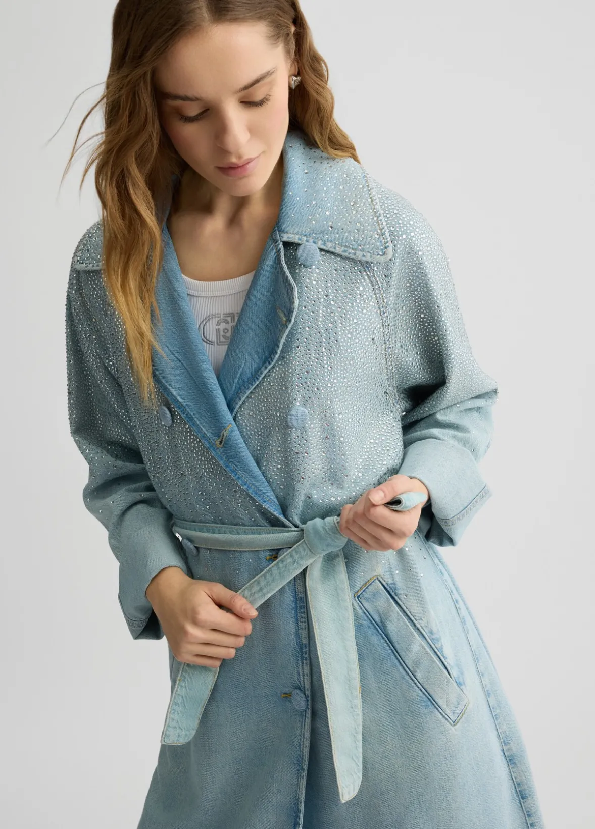 Trench in denim con strass