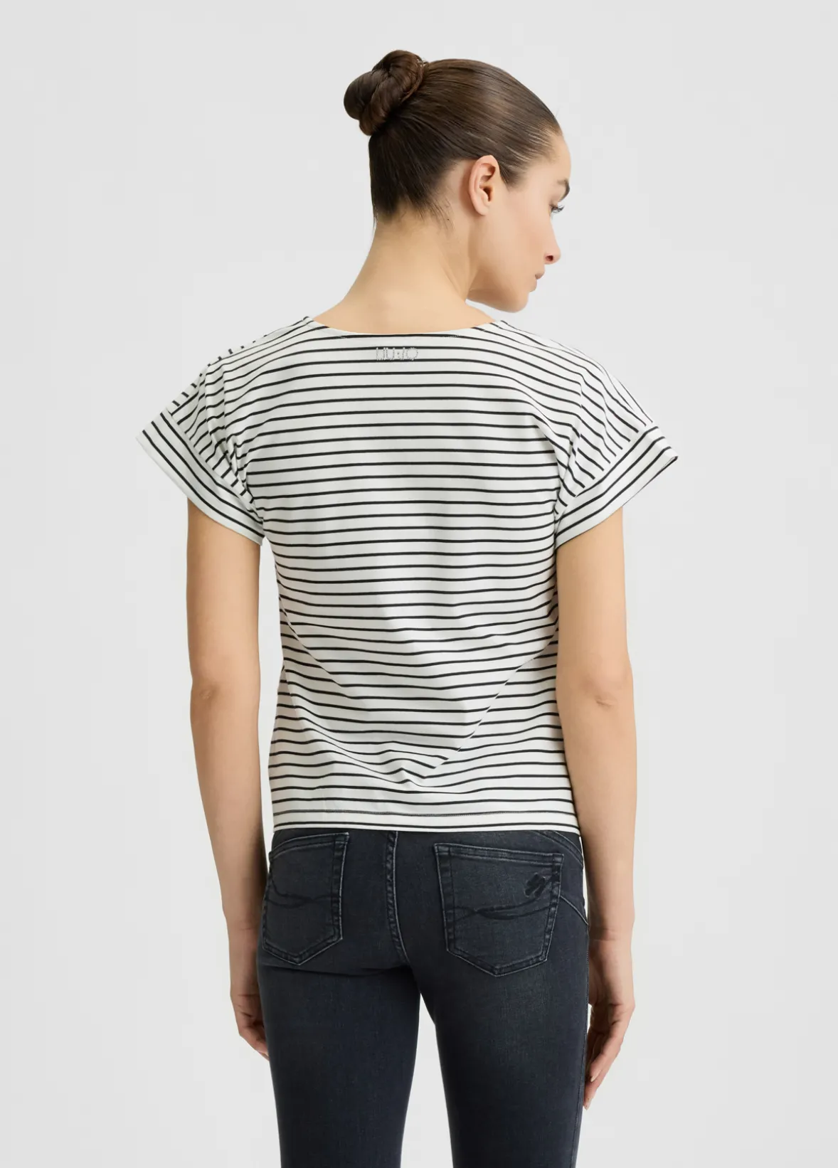 T-shirt a righe con fiocco