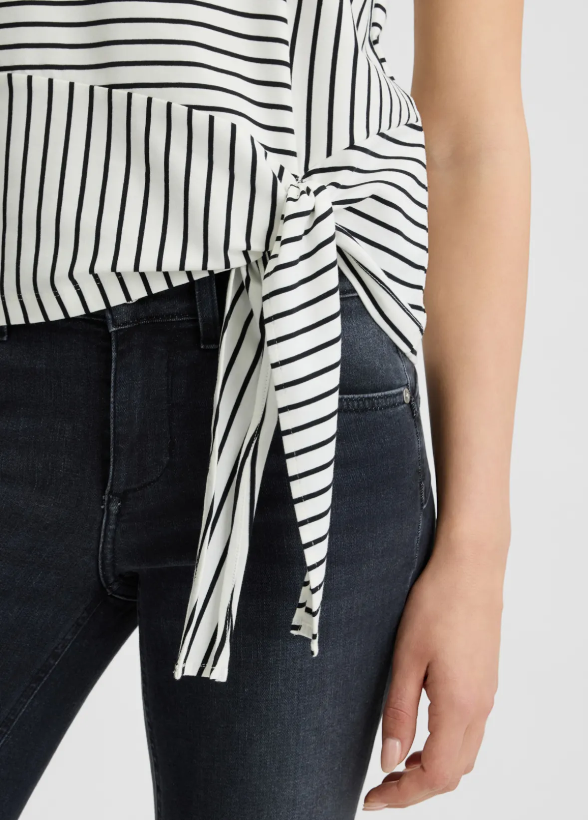 T-shirt a righe con fiocco