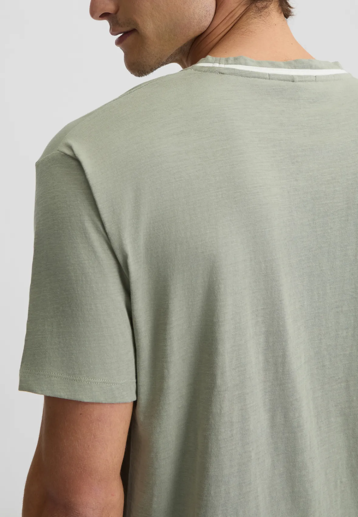 T-shirt color salvia