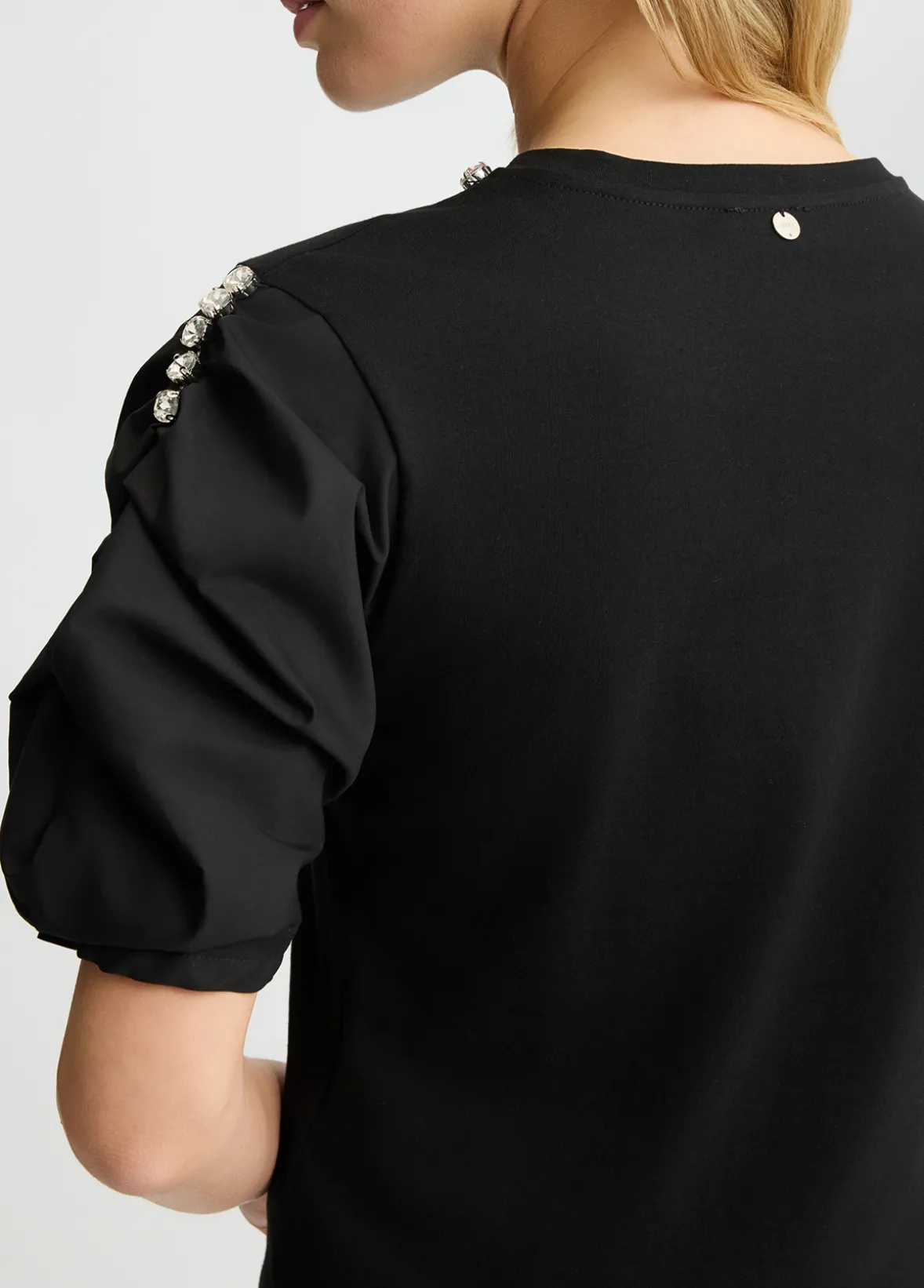 T-shirt con castoni gioiello