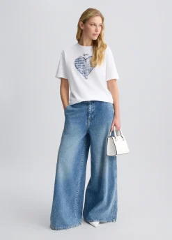 T-shirt con cuore e strass