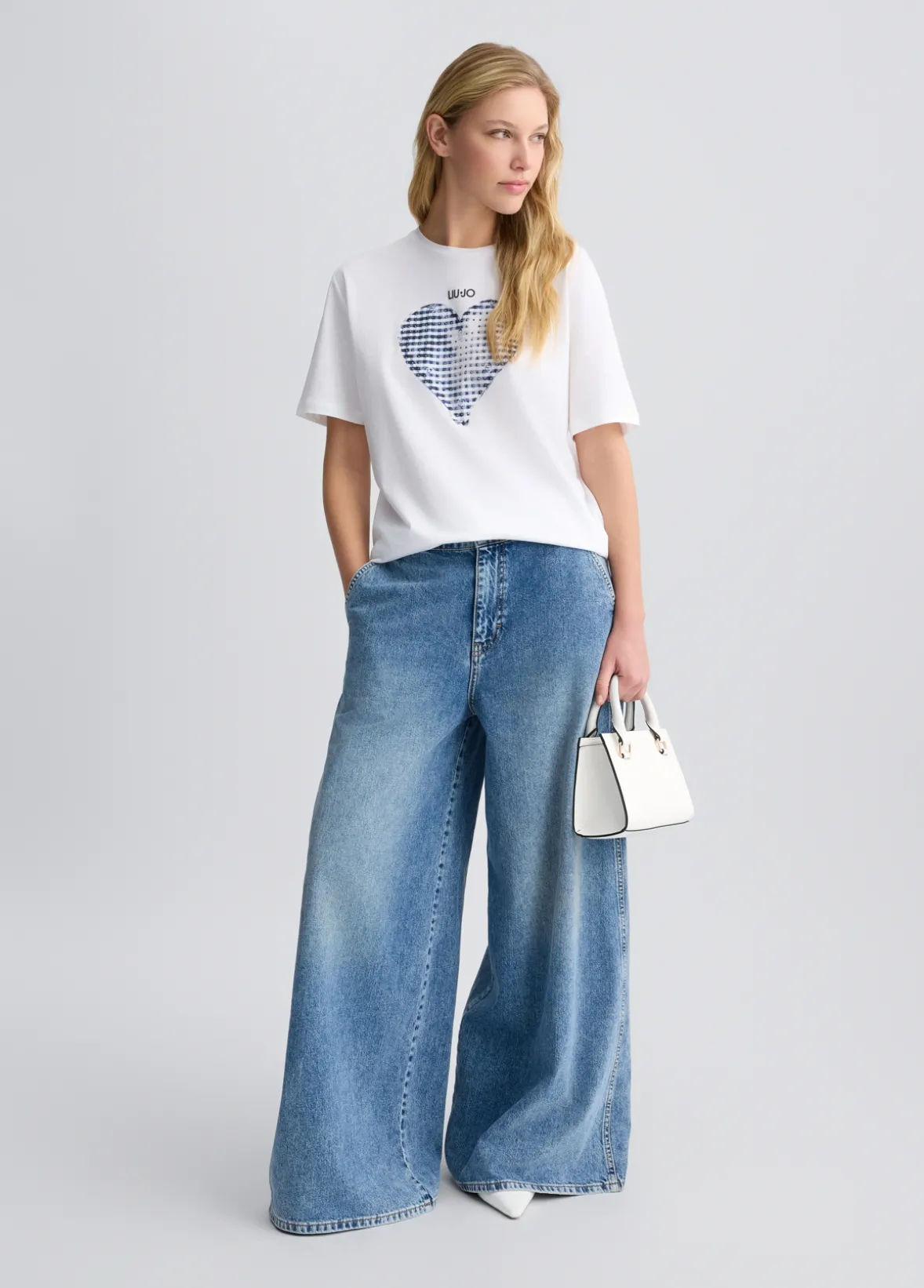 T-shirt con cuore e strass