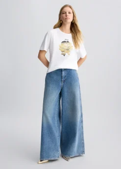 T-shirt con fiore e strass