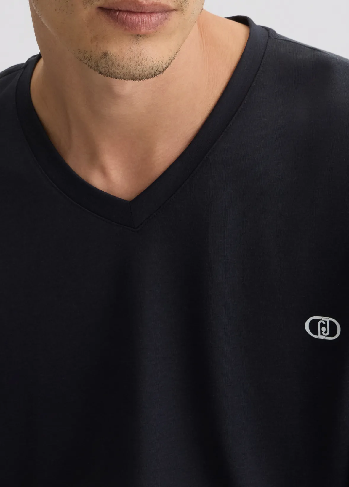 T-shirt con scollo a V