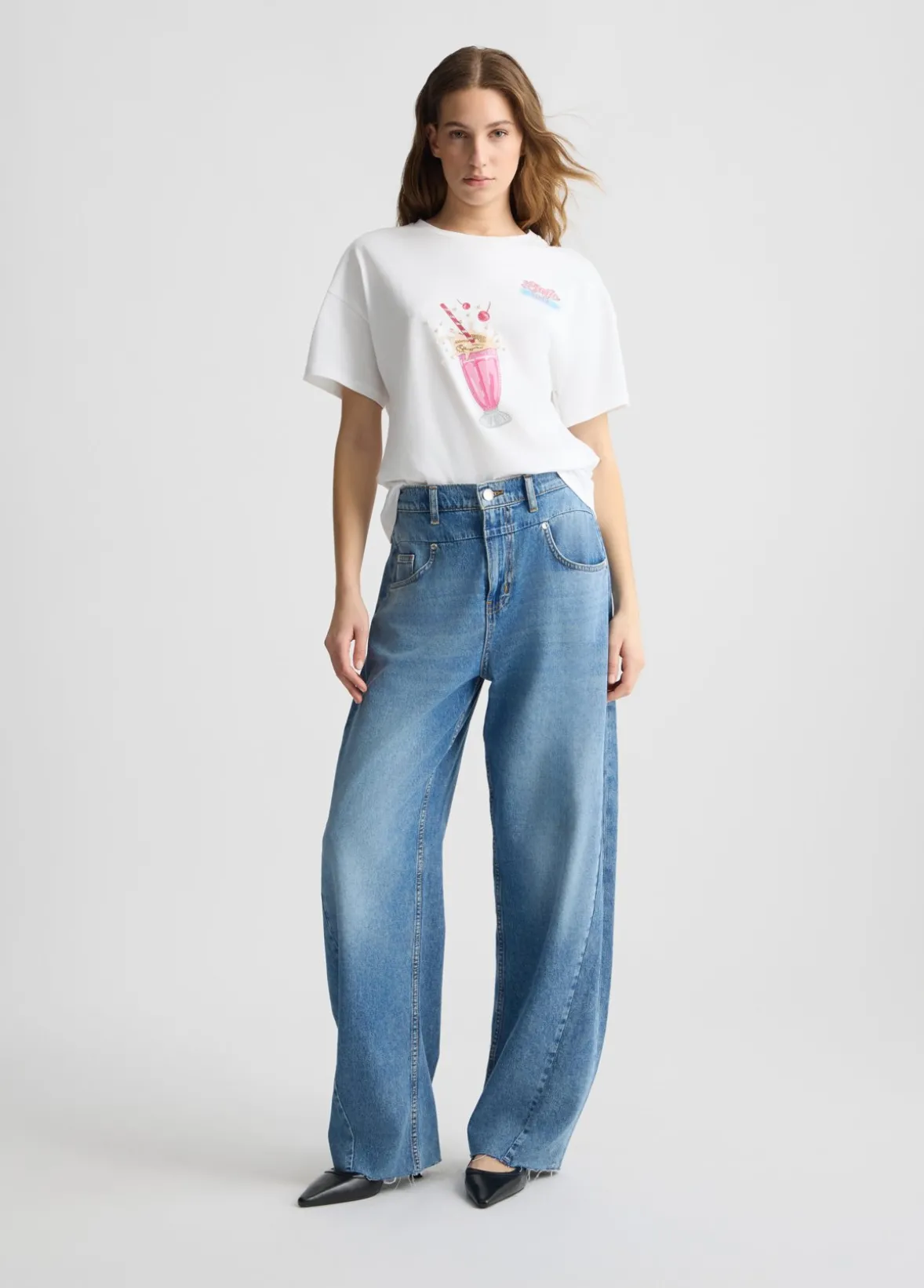 T-shirt con stampa e strass