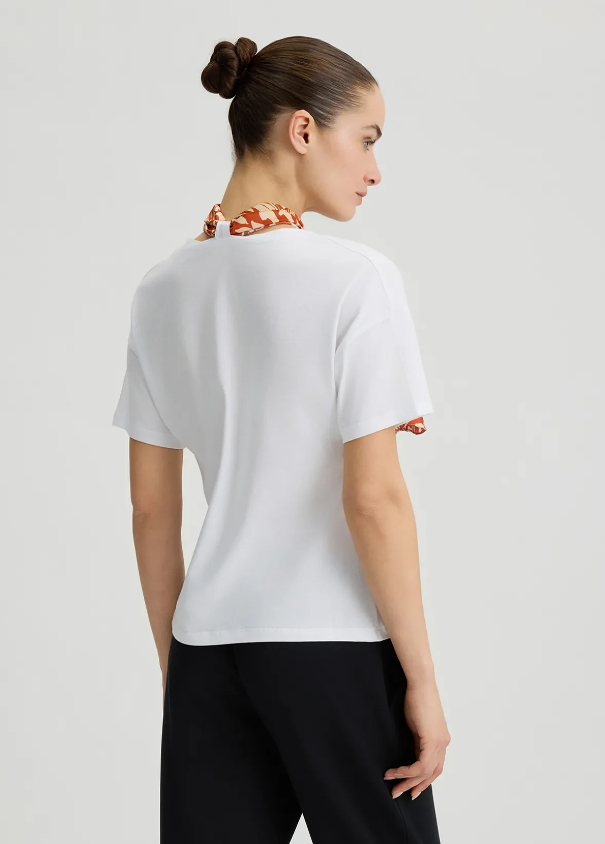 T-shirt in cotone con foulard