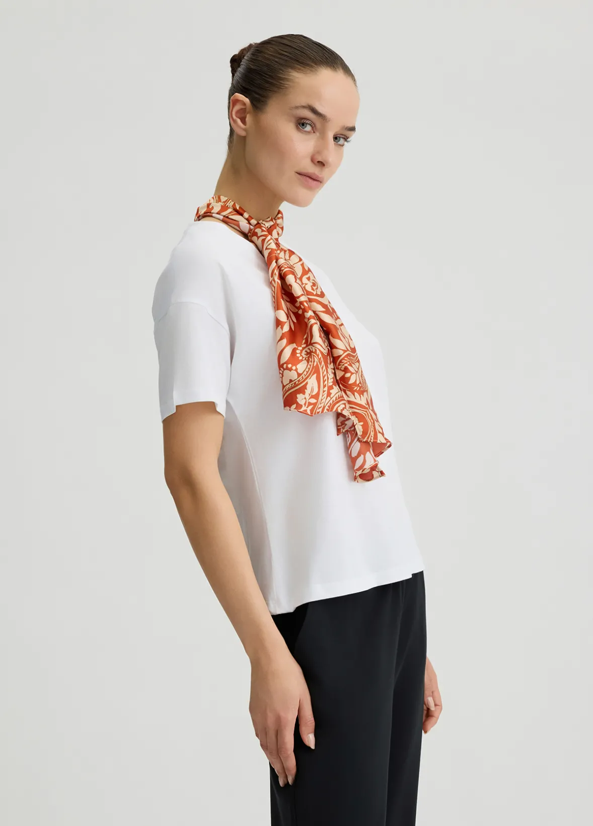 T-shirt in cotone con foulard