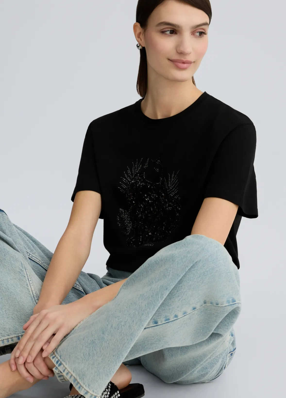 T-shirt in cotone con paillettes e strass