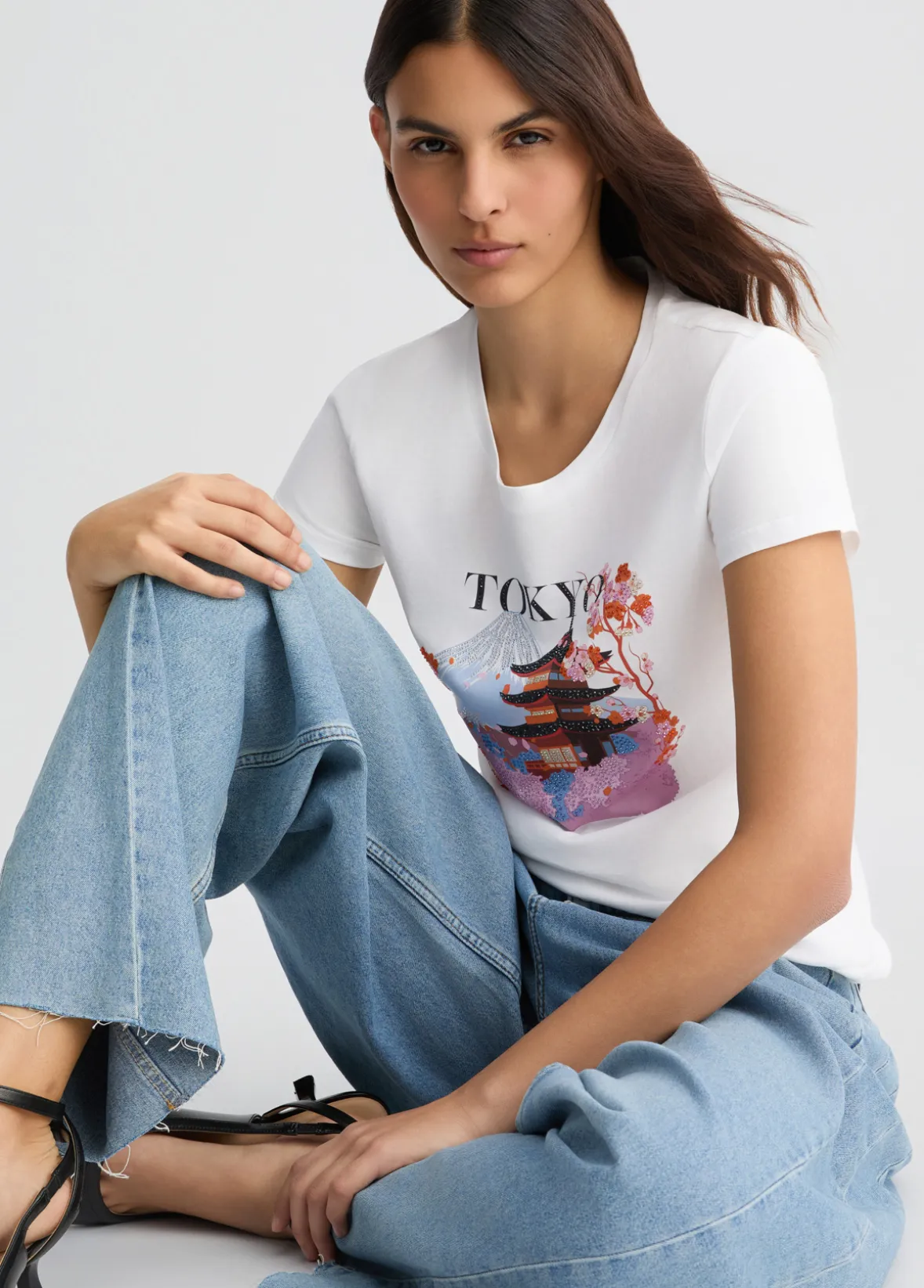 T-shirt in cotone con stampa e strass
