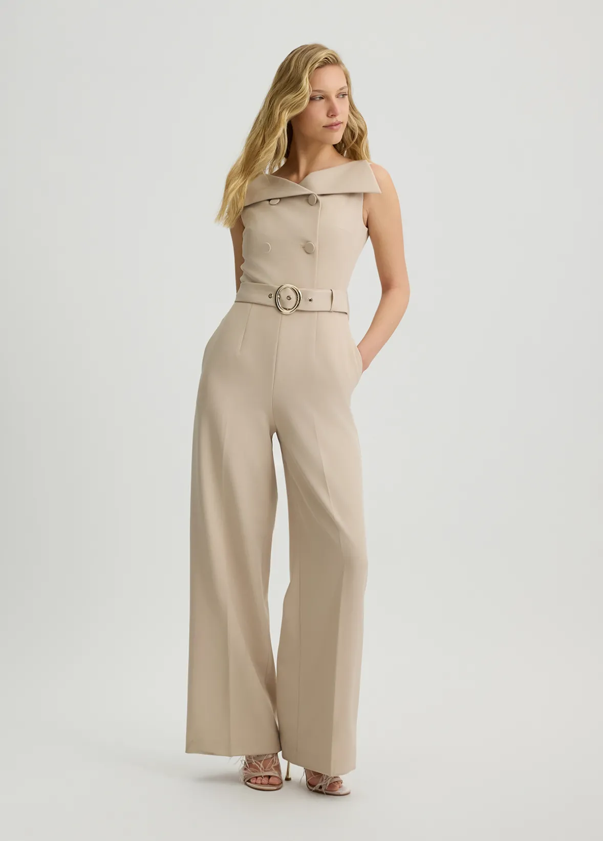 Tuta elegante con cintura