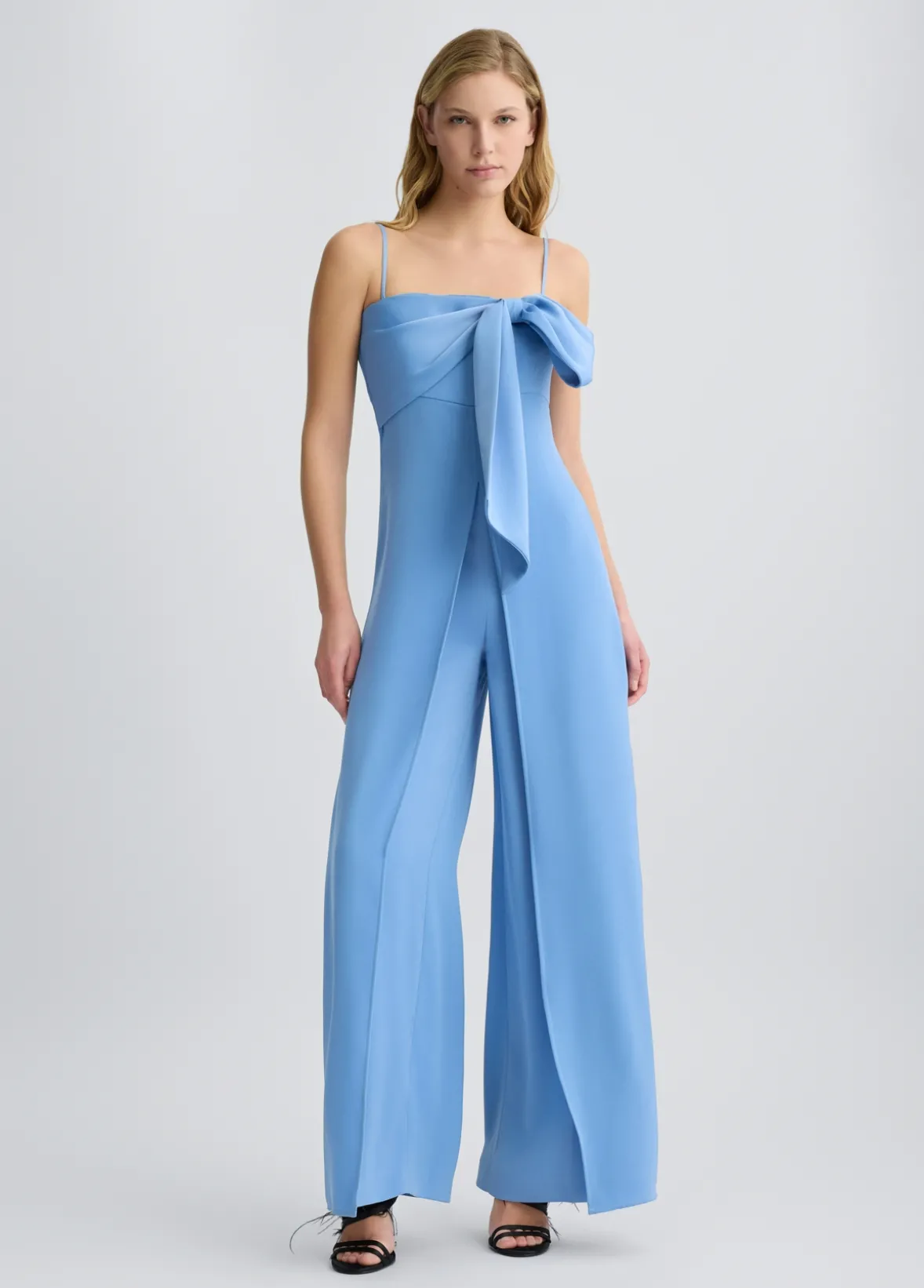 Tuta elegante con fiocco