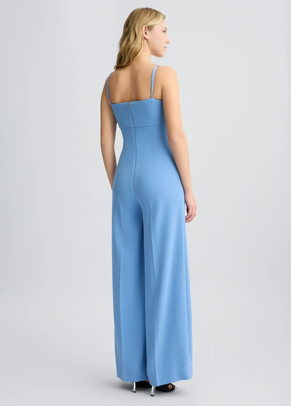 Tuta elegante con fiocco