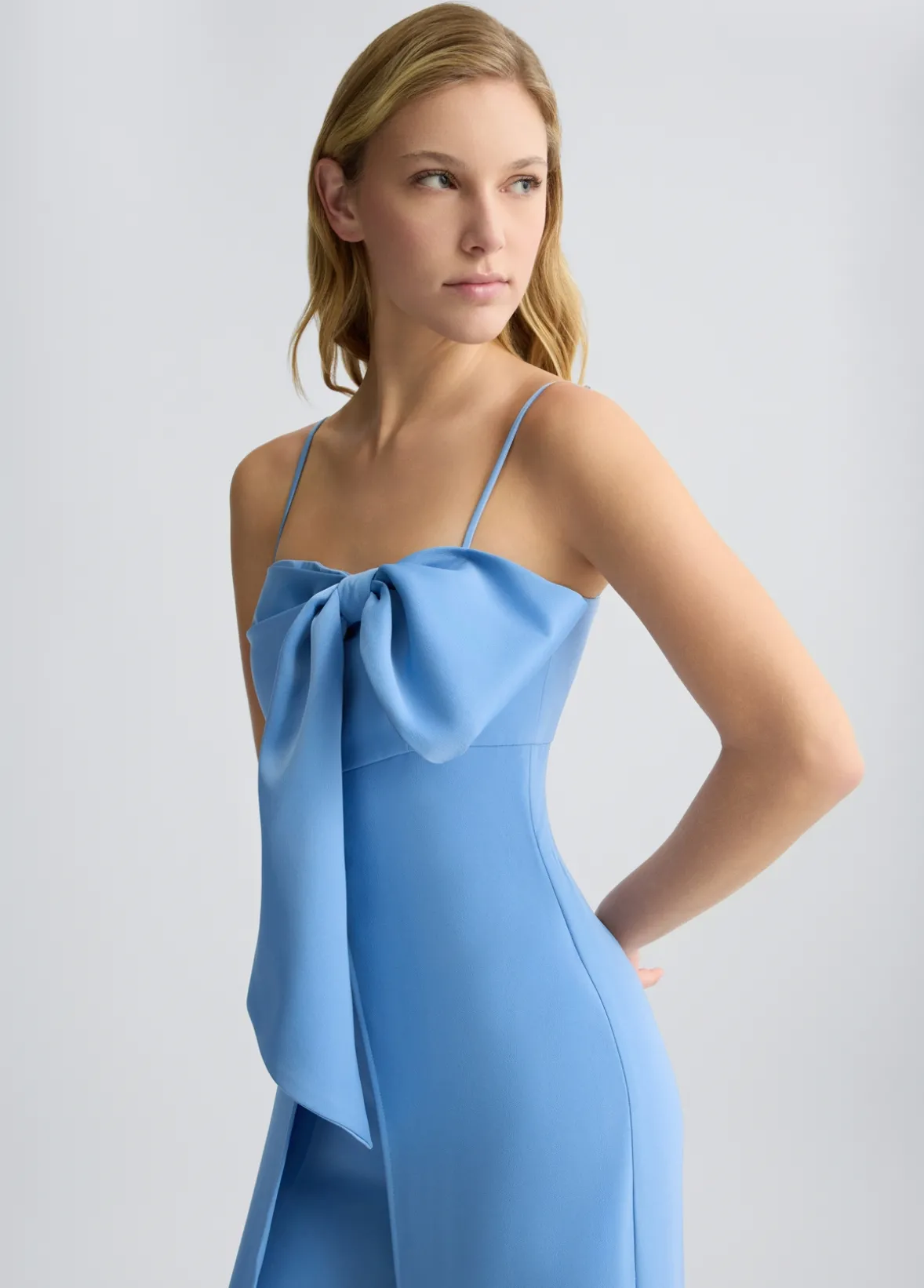 Tuta elegante con fiocco