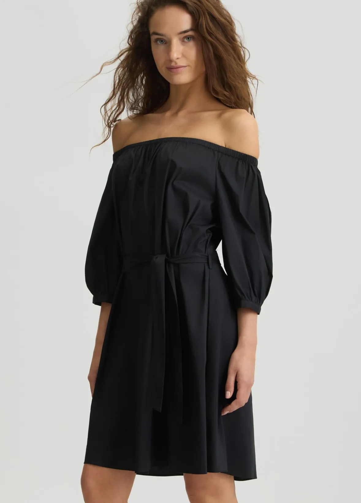 Vestito corto con spalle scoperte