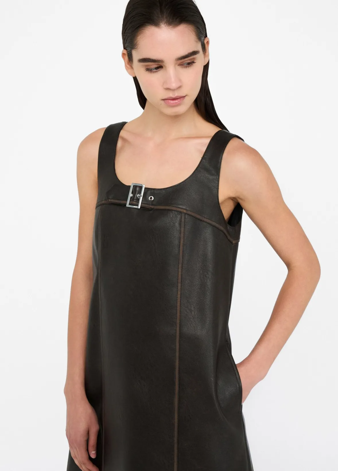 Vestito corto in tessuto spalmato