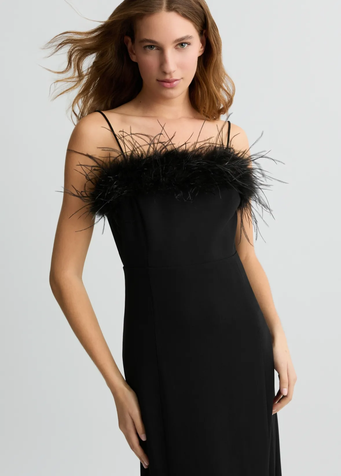 Vestito elegante con piume
