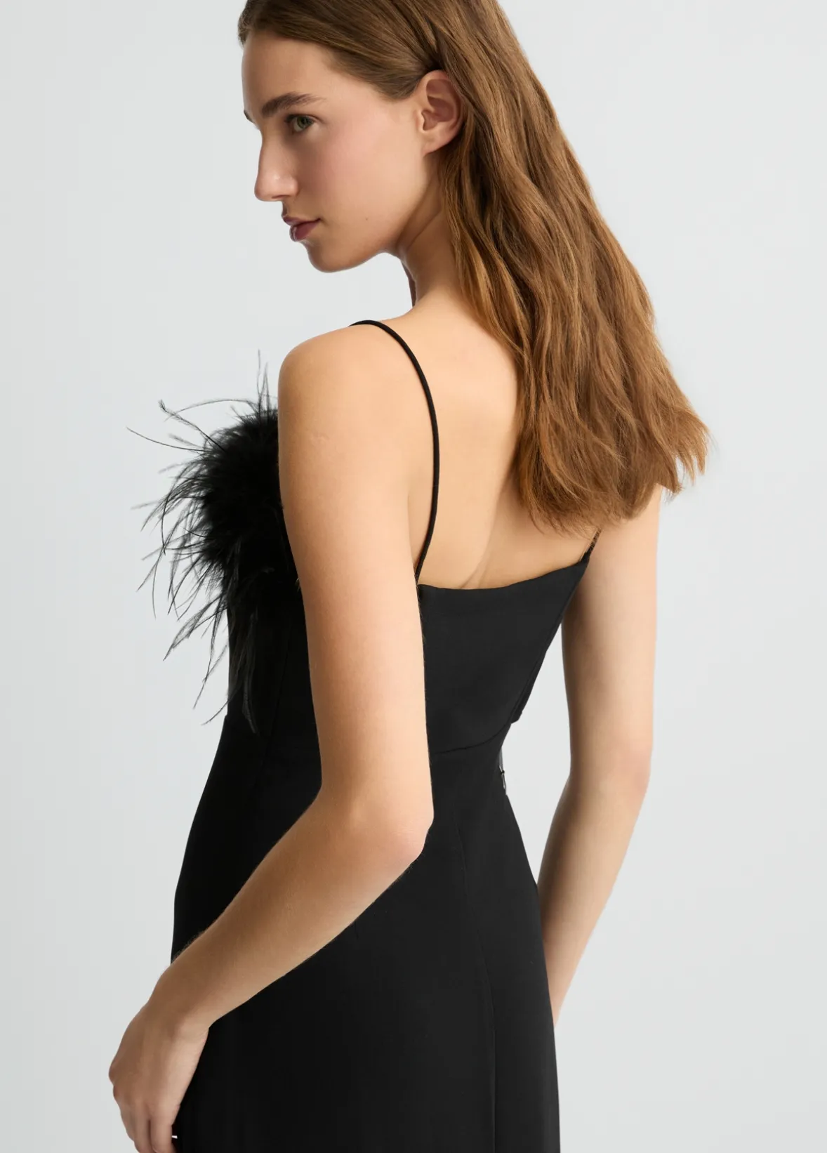 Vestito elegante con piume