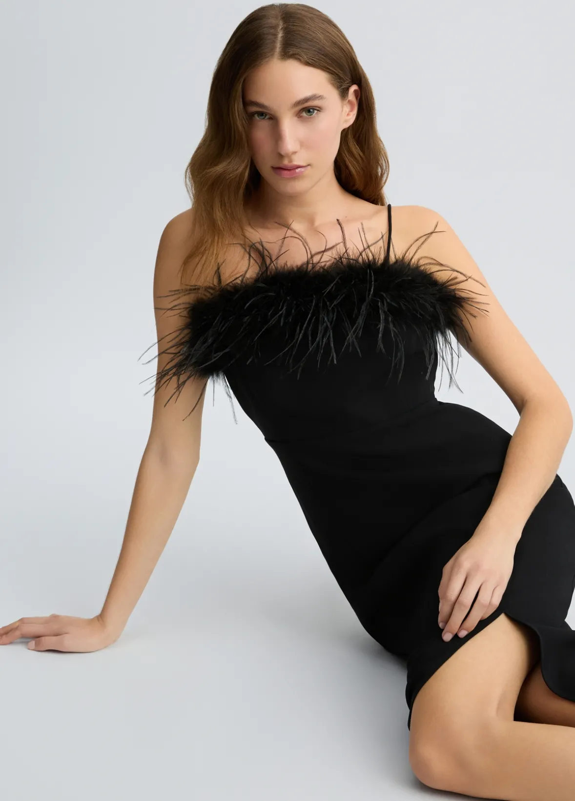 Vestito elegante con piume